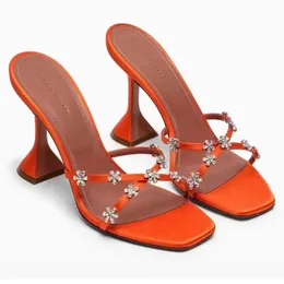 Designer Amina Muaddi Sandals Mules Shoes Women Heels klädskor Kvinnors riktiga Silk Crystal Embelled Strap Trapers Rhinestone Spool Heel Luxury Size 36-42
