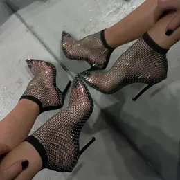 Stivali 2024 delle donne di estate nuovo marchio di lusso sandali tacco alto Hollow breve acqua diamante sexy moda stivali da banchetto 231019
