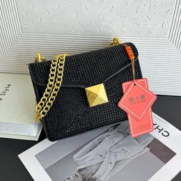 Akşam çantaları kadın omuz çantası moda kare tasarım kişiselleştirilmiş metal zincir kayış dekorasyon bayanlar crossbody 231018