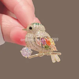 Novo luxo colorido zircão cúbico pássaro broche cor do ouro animal cobre broche feminino casamento banquete corsage lapela pino presente broche