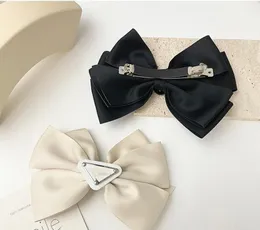 Tasarımcı Mektup Saç Klip Barrette Çiçek Yay Klasik Stil Charm Womengirls Saç Pençesi Moda Saç Masası Saç aksesuarı