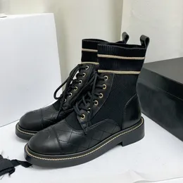 Nuovo stivale con piattaforma di marca da donna Designer di lusso Classico reticolo di diamanti Segno con doppia lettera Stringato Martin Boot Gomma antiscivolo Calzini in pelle di vacchetta importati Stivaletti