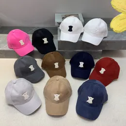 Gorras de béisbol de diseñador Otoño e invierno Gorras de béisbol cálidas a prueba de viento de pana para hombres y mujeres disponibles en una variedad de colores