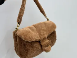 The new plush and soft fur armpit bag from October brings a full autumn and winter atmosphere