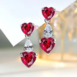 Pendientes colgantes Amor de moda Tesoro colorido Colgante de oreja de plata 925 con incrustaciones de diamantes con alto contenido de carbono Sangre de paloma Diseño de multitud roja