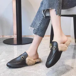 Luxury Designer Women Fur Slippers Bee Loafers äkta lädermulor Kvinna Black Metal Buckle Chain Casual Fashion Flat Shoes Slipper M1020