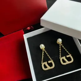 Luxury Copper Diamond Stud High Classic Designer di marca V Lettera Placcato oro 18 carati Nappe geometriche Orecchino di perla Famosi orecchini da donna per le signore Regalo di compleanno