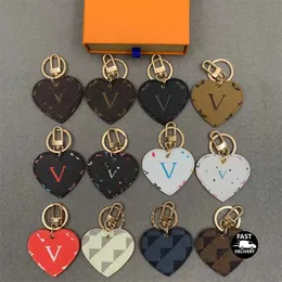 Designer Brand Keychain Key Chain Men Luxury Heart Shaped Car Keyring Women Bee Buckle Keychains Handgjorda läderväskor Hängen Tillbehör