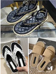 2023 Paris Designer de Luxo Sandálias Femininas Canal Corrente de Metal Decoração Casual Sapatos Baixos Femininos Verão Praia Chinelos Femininos Chinelos Espinha de Peixe Sapatos de Marca c