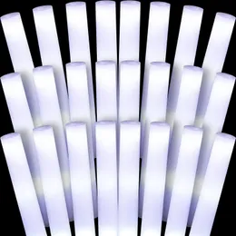 Halloween Toys 20/30/60st White Foam Glow Sticks LED Light Glow Sticks Skål Batonger Glöd i Dark Birthday Wedding Party Concert Supplie 231019