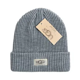 Modedesigner hattar mäns och kvinnors uug beanie vinter termisk stickad hatt skidmärke motorhuven hög kvalitet pläd skalle hatt lyx varm mössa g-12