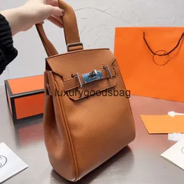 2024SS NY PRAKTISKA SKULDVÄG MÄNSLIGA AXAPHE PAG BROST BAG KVINNA HANDBAG PRESELED LÄDER Fashion Letter Stamped Lock Silver Hårdvara Justerbar band Fanny Bag