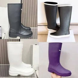 Women Rainboots Designer Rubber Rain Boots PVC Knee Boot 23fw على الطراز غير الرسمي مقاوم للماء بوتس أحذية مياه فاخرة أحذية المطر 35-41 NO431