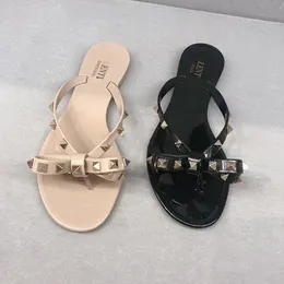 Lüks kadın sandal düz jöle tasarımcısı saplama terlik perçin tüccar adam slayt kauçuk ayakkabı yaz ayakkabıları plaj flip flop terlikleri tanga sandal