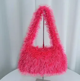 Kvällspåsar Hot Selling Autumn och Winter Plush Påsar för kvinnors nya fashionabla mångsidiga godisfärg Portable Shoulder Tassel Bag