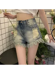 Shorts jeans azul rasgado com borda crua da moda