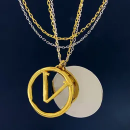 Luxuriou Charm Damen-Halskette aus Gold, Buchstaben-Logo, gepaart, glatte große Scheibe, zweifarbig, doppellagige Kette, Verlängerungsdesign, vielseitiger Designer-Damenschmuck-Anhänger