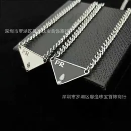 Fios, cordas designer nova carta triângulo colar masculino e feminino preto e branco personalizado moda neckchain p carta triângulo colar versátil