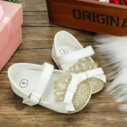 İlk Yürüyüşçüler Kız Bebek Ayakkabı Bebek Toddler Moda Taç Prenses Slip Kauçuk Softsole Düz Pu Walker doğumlu Mary Janes 231020