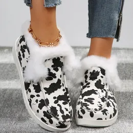 冬の黒と白の牛牛の新しい女性プラットフォームコットンブーツ足に片足の暖かい雪のブーツ