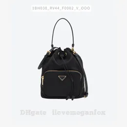 Borsa a secchiello da donna Duet Re-Nylon in nylon riciclato Borse alla moda con coulisse Nero Codice articolo: 1BH038_RV44_F0002_V_UOO