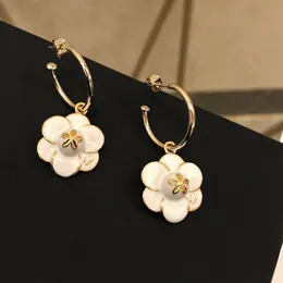 Brincos de moda quente camélia estilo flor brincos de luxo para mulheres senhora meninas gota brincos de ouro brincos de casamento com logotipo nunca desbota