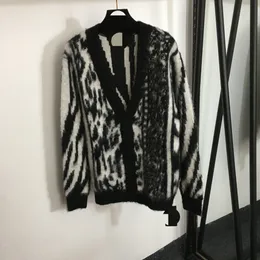 1018 2023 Sonbahar Marka Aynı Stil Kadın Sweaters V Boyun Siyah Uzun Kollu Kadın Giysileri Moda 20238211