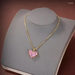 Łańcuchy europejskie i amerykańskie retro różowe diamentowy naszyjnik miłosny kobieta 2023 modna zimna osobowość prosta łańcuch obojczyka
