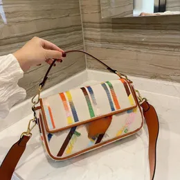 Designers Bags 2023 Bolsa de viagem Crossbody Clutch Fashion Hardware Envelope Flap Letter Bordado Mulheres Postman Retro Messenger1: 1