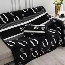 Роскошное дизайнерское черное одеяло с белой буквой и логотипом, теплое одеяло, фланелевое офисное одеяло для украшения комнаты, одеяло с подарочной коробкой 150*200 см