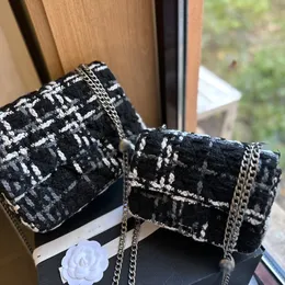 Tweed kvinnor axelväska 20/25 cm ulldiamantmönstrad silver hårdvara metallisk spänne lyxhandväska silver kärlekskedja matelasse kedja crossbody väskor designer