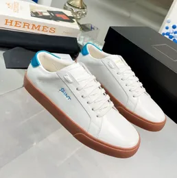 Designer de luxo mulheres sapatos casuais tribunal clássico tênis de couro baixo top treinadores sola de borracha ao ar livre andando plana esportes corredor estilo de rua