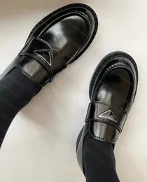 Lüks tasarımcı elbise ayakkabıları rahat monolit üçgen logo loafers kadınlar siyah deri artış platform ayakkabı spor ayakkabıları patent mat d1023