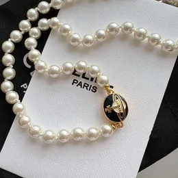 Lisas samma Vivian Vivienne Empress Dowager West Saturn emaljmagnet Buckle Halsband Pearl Clavicle Chain Female Kvinna