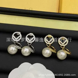 Designer de charme Novos brincos de diamante cravejados de pérolas para mulheres malha vermelha ins estilo letra F brincos de contas redondas, brincos elegantes e versáteis tendência 4WAU