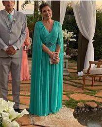 Elegant Long Chiffon Green pärlstav mamma till bruden klänningar med Cape a-line veckad golvlängd mamma av brudgummen klänning gudmor klänning för kvinnor