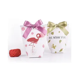 Складная картонная коробка с узором фламинго, рука держит изысканную цветную коробку, небольшую подарочную упаковку, шарф, упаковочную сумку, можно изготовить на заказ ваш логотип