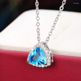 Collares colgantes Temperamento Huitan Ver azul Cubic Zirconia Collar Moda Triangular Accesorios de boda nupcial Joyería de las mujeres