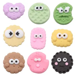 الجملة 100pcs PVC Cartoon Food Colorful Collful Clother Emotion Biscuit Sharms Man Woman Buckle Decorations for Bracelet Button Button Clog