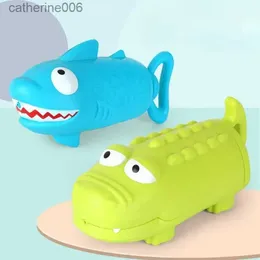 Andra leksaker Pull-Out Water Toys for Children Shark Cartoon Design Summer Spela Beach Watergun Sprinkler Badrum Dusch Badleksaker Bad Toysl231024