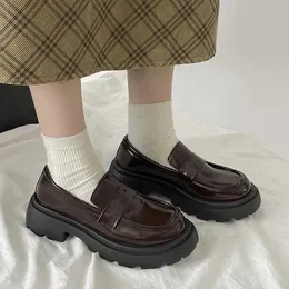Grundläggande fast patentläder loafers kvinnor skor 2023 vår japanska skolan jk tjocka klackar pumpar kvinna glid på plattform 231024