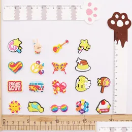 靴部品のアクセサリー卸売100pcs pvc平和ラブサンバスカップケーキフラワーギターバタフライグラスチャーム女の子女性バックルd dhswy