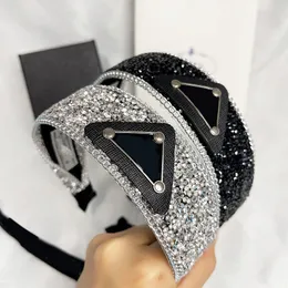 Luxusdesigner Weitkante Stirnbänder Dreieck Mark Brand Buchstabe Haarband berühmte Frauen hochwertige eingelegtes Full Crystal Stirnband Schwarz weiß Kopfbedeckung Haarjewelry