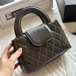 23K Bayan Yağ Balmumu Deri Debriyaj Torbaları Üst Saplama Toyun Altın Metal Donanım Matelasse Zincir CrossBody Omuz Çantaları 6 Molors Designer Pouch 20x14cm