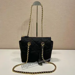 Re Edition 1995 Chaine Re Bolsa de nylon Mulheres levemente acolchoadas e com costura superior Bolsas de ombro de couro Crossbody Triângulo de metal esmaltado Ferragens de metal Fechamento com zíper