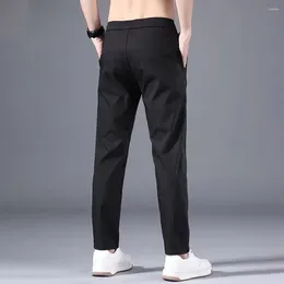 Les pantalons pour hommes restent confortables et à la mode avec ce pantalon chino coupe slim pour hommes, idéal au quotidien pour les affaires.