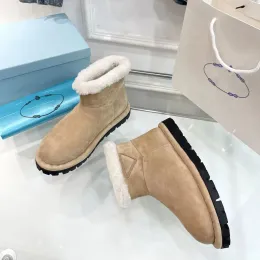 Üçgen Logo Shearling patik Koyun derisi süet kar ayak bileği botları Kürk Deri daireler üzerinde kürk Slip-on Kadın Moda Kış Ayakkabı Toe Toe Lüks Tasarımcı Fabrika Ayakkabıları