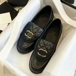 Buty designerskie kanały buty sukienki kołdane mokasyny 100% prawdziwe skórzane mokasyny kobiety płaskie buty jambskina pikowane ze złotym sprzętem luksusowe mokasyna designerskie kobiety