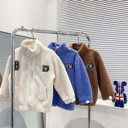 Płaszcz dla dzieci polar baby boy girl designerka zimowa kurtka odzieżowa kurtki z odznaką z odznaką grubą ciepłą warstwa zniszczającą Paras Paras Fashion Classic