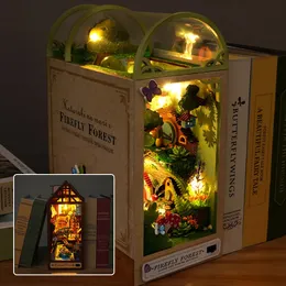 Obiekty dekoracyjne figurki DIY Książka Nook Dollhouse Kit 3D Udekoruj meble i światło LED na urodziny Świąteczne Walentynki 231023